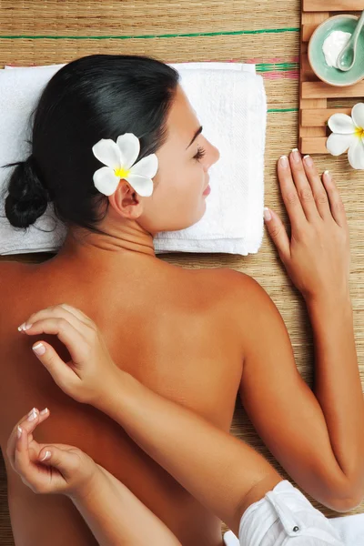 Retrato de jovem mulher bonita em ambiente de spa. — Fotografia de Stock