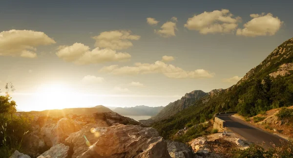 Panoramautsikt över trevlig sommar Tom väg genom berget — Stockfoto