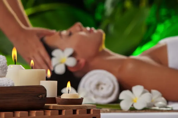 Massage. gericht op kaarsen — Stockfoto