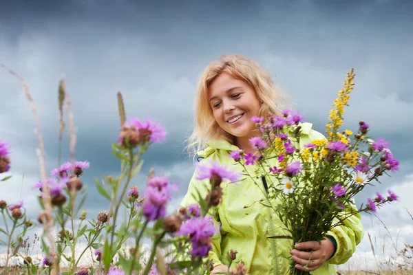 Med blommor — Stockfoto