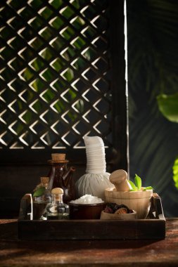 Renkli tropik sırt tepsisindeki spa temalı nesnelerin görünümü