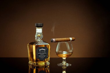 Phuket, Tayland - Şubat 2021. Jack Daniels viskiyi gri arka planda harmanladı. Jack Daniel 's, Tennessee viskisinin bir türüdür. Dünyadaki en çok satan Amerikan viskisidir.