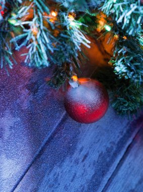 Işıklı Noel ağacına grubunu ahşap görünümü kadar geri kapatın