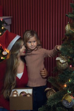 Noel 'de annesiyle birlikte güzel bir kızın portresi.