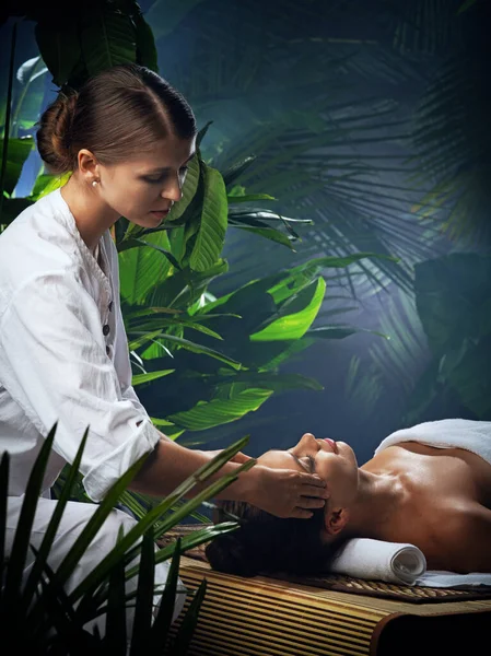 Portret Van Jonge Mooie Vrouw Doet Hoofd Massage Spa Omgeving — Stockfoto