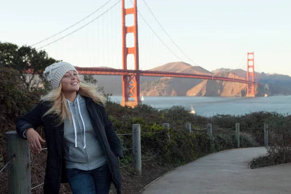 View Young Girl Black Coat Golden Gate San Francisco — Stock Photo, Image