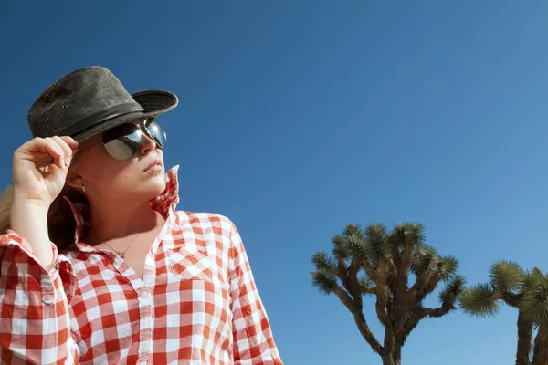 Portrait Jeune Belle Fille Dans Environnement Joshua Tree Park — Photo