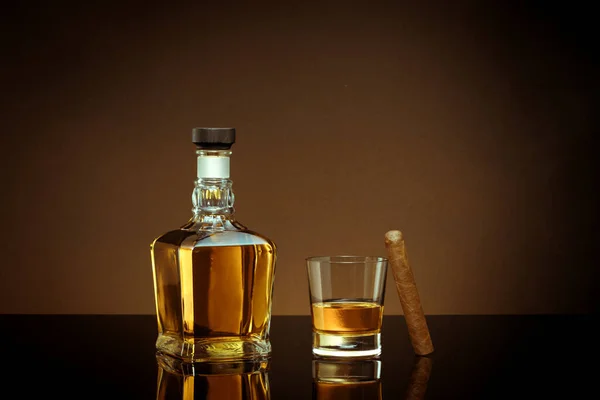Close Zicht Sigaar Fles Cognac Een Glas Opzij Kleur Terug — Stockfoto