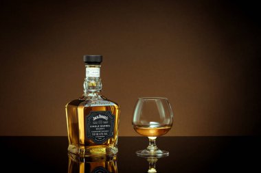 Phuket, Tayland - Şubat 2021. Jack Daniels viskiyi gri arka planda harmanladı. Jack Daniel 's, Tennessee viskisinin bir türüdür. Dünyadaki en çok satan Amerikan viskisidir.