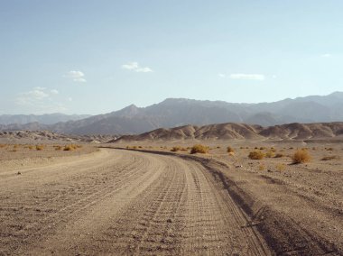Nevada Çölü 'nün ortasındaki sıcak yaz yolunun panoramik manzarası