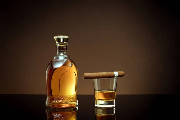 Nahaufnahme Von Zigarre Flasche Cognac Und Einem Glas Beiseite Auf — Stockfoto