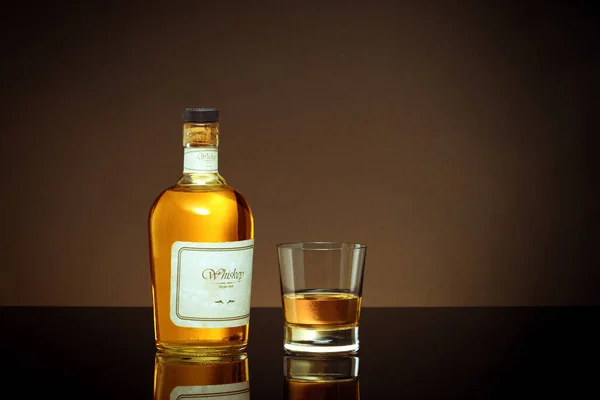Cerrar Vista Botella Whisky Cristal Lado Color Espalda —  Fotos de Stock