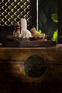 Renkli tropik palmiye yaprakları üzerindeki spa temalı nesnelerin görünümü