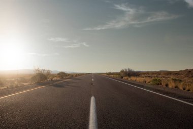 Nevada Çölü 'nün ortasındaki sıcak yaz yolunun panoramik manzarası