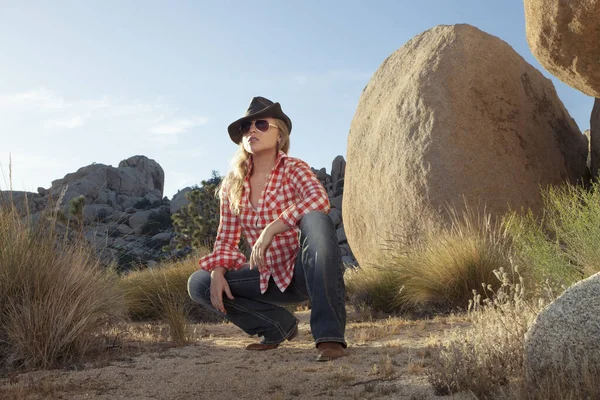 Portret Młodej Pięknej Dziewczyny Środowisku Joshua Tree Park — Zdjęcie stockowe