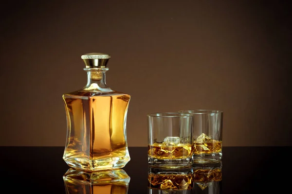 Nahaufnahme Einer Flasche Whiskey Und Eines Glases Zur Seite Auf — Stockfoto