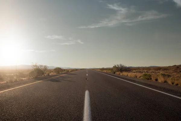Панорамный Вид Горячую Летнюю Дорогу Через Пустыню Невада — стоковое фото