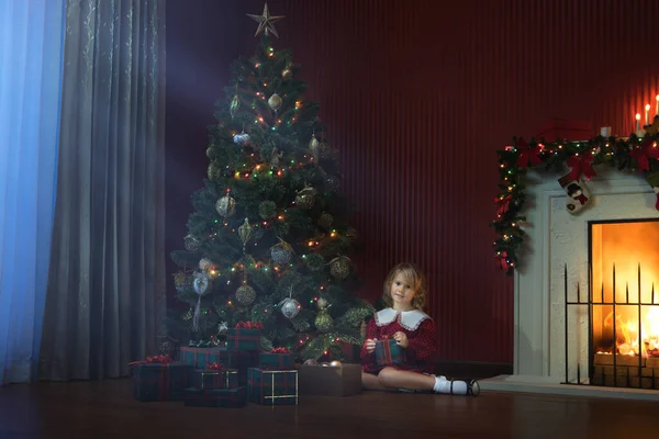 クリスマスの国内環境にギフトボックスを持つ女の子の肖像画 — ストック写真