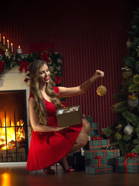 Retrato Mujer Agradable Vestido Rojo Decorando Árbol Navidad — Foto de Stock