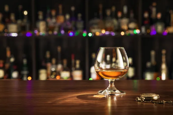 Blick Auf Glas Cognac Auf Brauner Farbe Hölzerne Tischoberfläche — Stockfoto