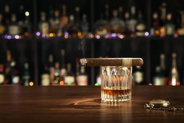 在背景色上的雪茄和威士忌近景 — 图库照片