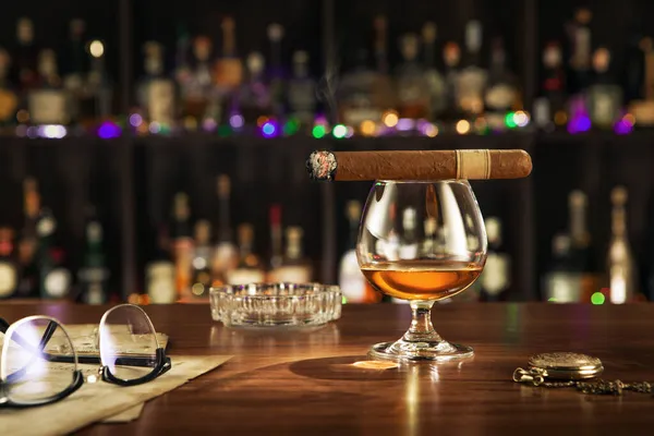 Närbild Cigarr Och Glas Whisky Färg Tillbaka — Stockfoto