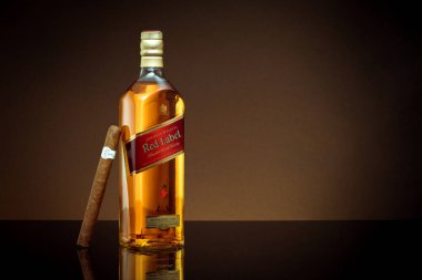 Phuket, Tayland - Şubat 2021. Johnnie Walker Red Label karışık viskiyi renk arka planında izole etti. Johnnie Walker dünyadaki en geniş çaplı karışık viski markasıdır..