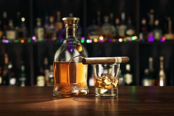 Närbild Cigarr Flaska Konjak Och Ett Glas Sidan Färg Tillbaka — Stockfoto