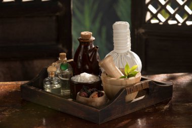 Renk sırasına göre havan, tuz, yağ ve bitkisel kompres görüntüsünü kapat.