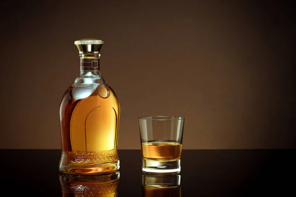 Nahaufnahme Einer Flasche Cognac Und Glas Auf Der Rückseite Der — Stockfoto