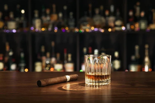 Vue Rapprochée Cigare Verre Whisky Sur Dos Couleur — Photo