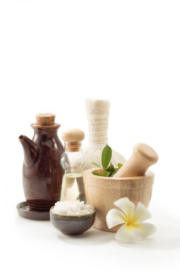 Beyaz sırtlı havan, tuz, yağ ve bitkisel kompres manzarasını kapat. 