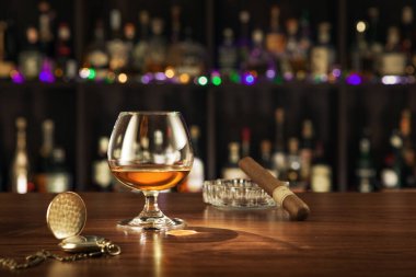 Kahverengi renkli ahşap masa yüzeyinde konyak manzarası