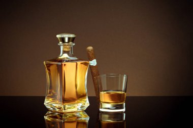 Logo ya da tuzak izi yok! SİZE LABELS yaptı! Sigara, bir şişe viski ve bir bardak da rengini kapat.. 