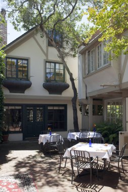 Carmel, Kaliforniya, ABD - 11 Mayıs 2014. Carmel 'deki caddelerin manzarası. Carmel, Kaliforniya 'da ziyaret etmek için en popüler turistik yerlerden biridir..