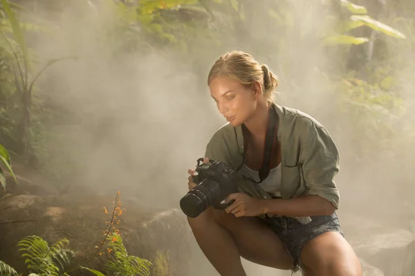 Retrato Mujer Joven Agradable Está Tomando Una Foto Selva — Foto de Stock