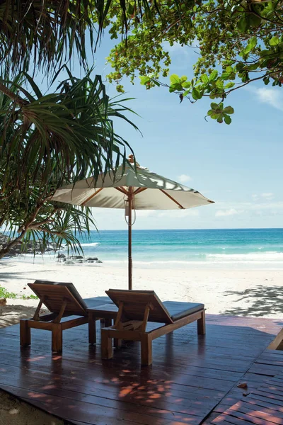 Vue Deux Chaises Longues Parasol Blanc Sur Plage — Photo