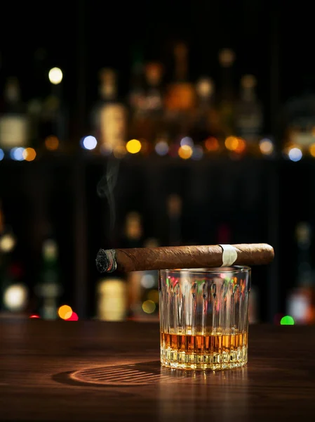 Vista Cerrada Del Vaso Whisky Con Cigarro Parte Posterior Del — Foto de Stock