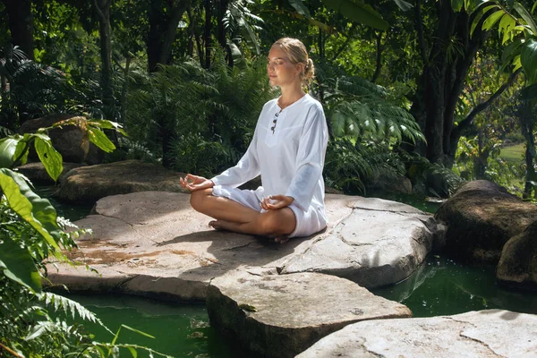 Retrato Mujer Joven Practicando Yoga Ambiente Tropical —  Fotos de Stock