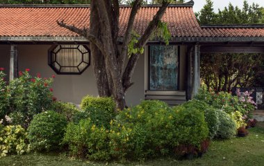 Tropik ortamda güzel porselen tarzı villa manzarası   