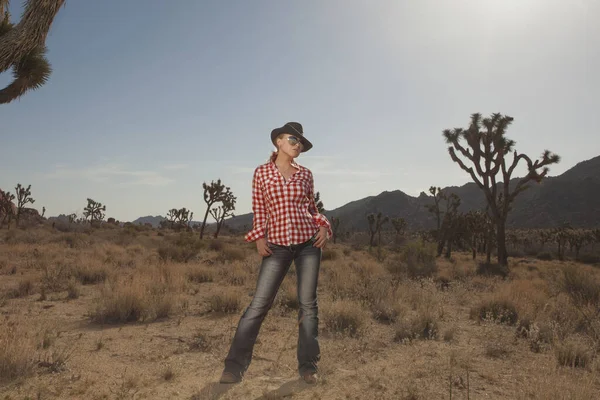 Portret Młodej Pięknej Dziewczyny Środowisku Joshua Tree Park — Zdjęcie stockowe