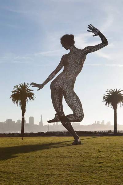 San Francisco February 2014 欢乐舞曲 Bliss Dance 是旧金山宝岛的一座40英尺高的女钢雕 由Marco Cochrane创作 — 图库照片