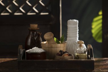 Renk sırasına göre havan, tuz, yağ ve bitkisel kompres görüntüsünü kapat.