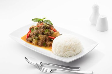 Beyaz sırtlı sebzeli yahni ve sığır eti manzarasını kapat 