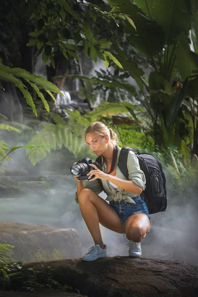 Porträt Einer Netten Jungen Frau Beim Fotografieren Dschungel — Stockfoto