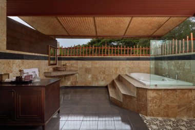 İç çevrede modern tarz beyaz renk banyosu manzarası