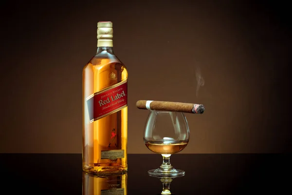 タイのプーケット 2021年2月 ジョニー ウォーカー レッド ラベルは 色の背景に孤立したウイスキーをブレンドした ジョニー ウォーカーは世界で最も広く流通しているブレンドのスコッチウイスキーである — ストック写真