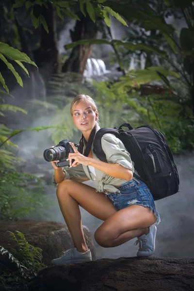 Retrato Bela Jovem Mulher Está Tirando Foto Selva — Fotografia de Stock