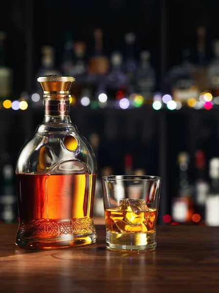 Close Uitzicht Fles Whisky Glas Opzij Kleur Terug Rechtenvrije Stockfoto's