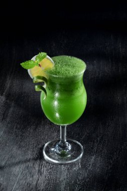 Gri sırtlı taze lezzetli içeceklerin yakın görüntüsü.